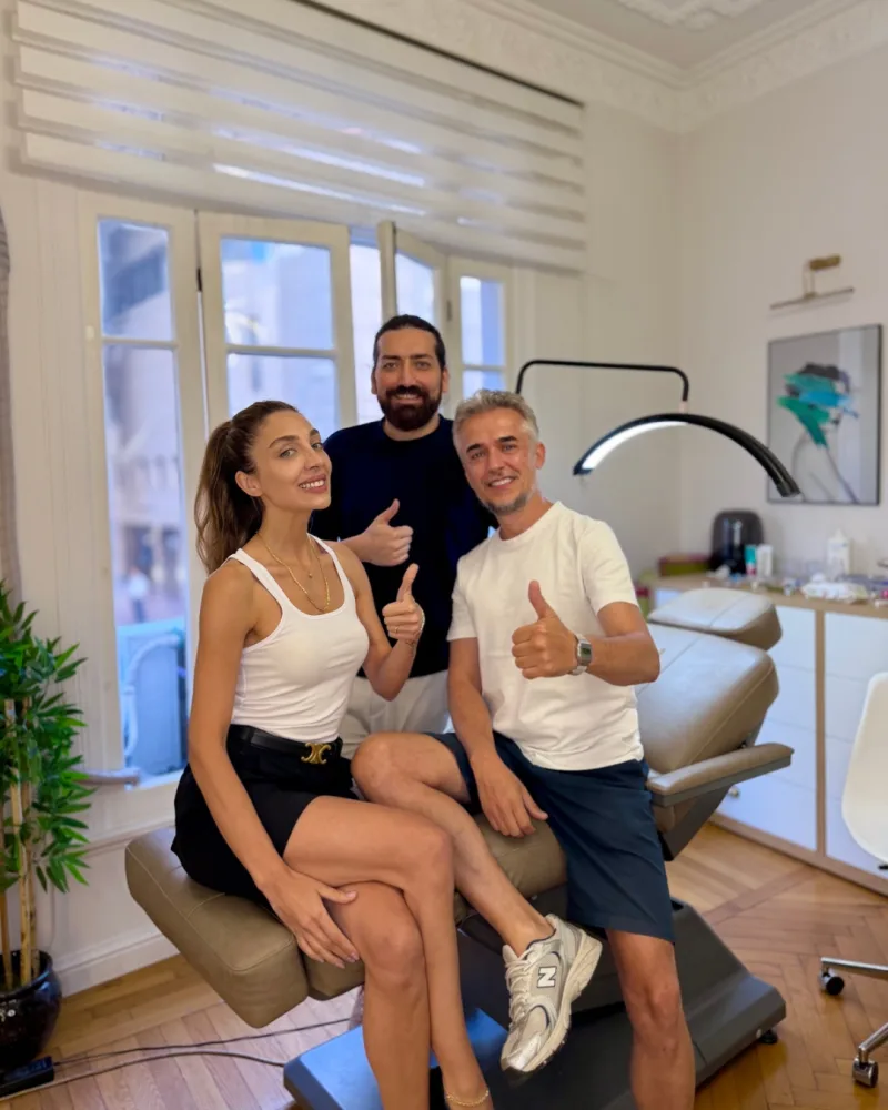 Dr. Ömer Erdoğan hastalarıyla klinikte