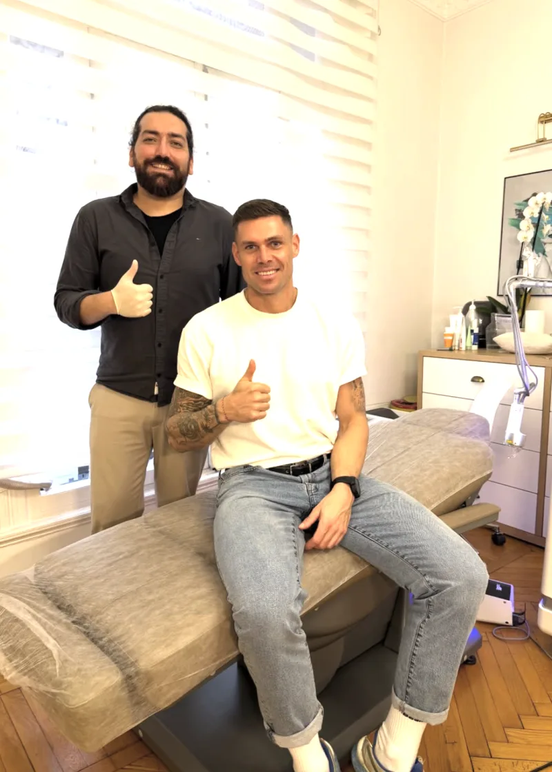 Dr. Ömer Erdoğan hastasıyla gülümserken